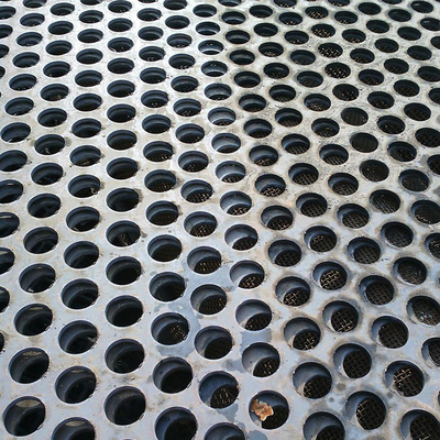 ASTM 304 Lembaran Stainless Steel Berlubang Plat Hot Rolled Lubang Bulat 10mm